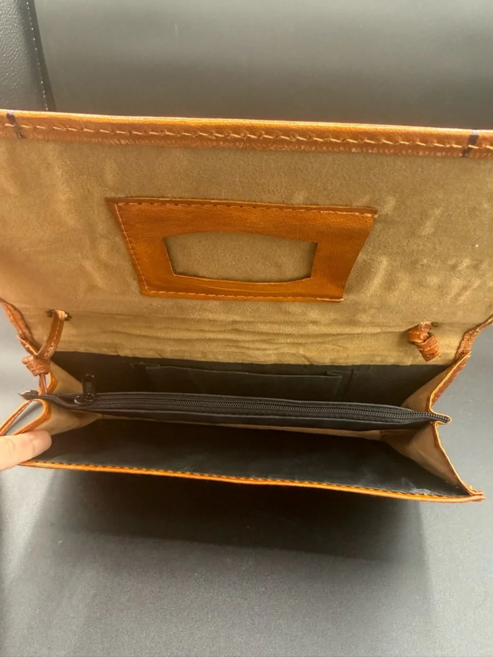 NWOT- Unique Handcrafted Tan Leather purse with Embossed Bird Motif - New - Picture 4 of 6